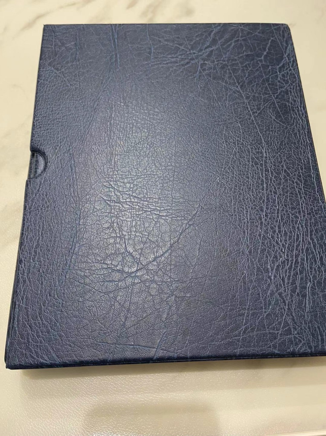 《外钞收藏家》第二百一十八期（波罗的海三国） 德国蓝色灯塔收藏册，带3格透明内页、单格透明页和黑色分隔页（27页+3页+30页），九成新