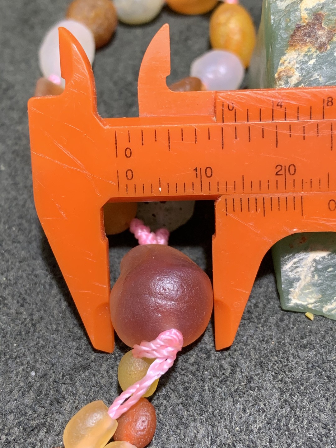 精美天然阿拉善多彩糖心108玛瑙原石项链一条，