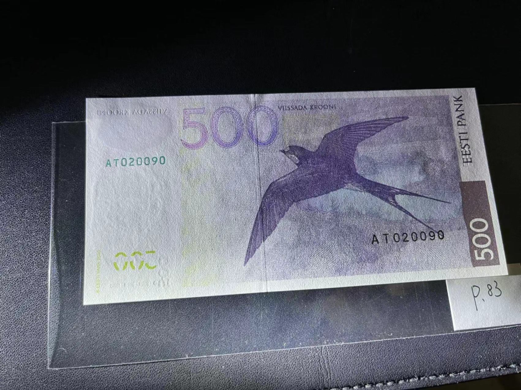 《外钞收藏家》第二百一十八期（波罗的海三国） 爱沙尼亚2000年防伪升级版500克朗，AT020090	P83  全新UNC