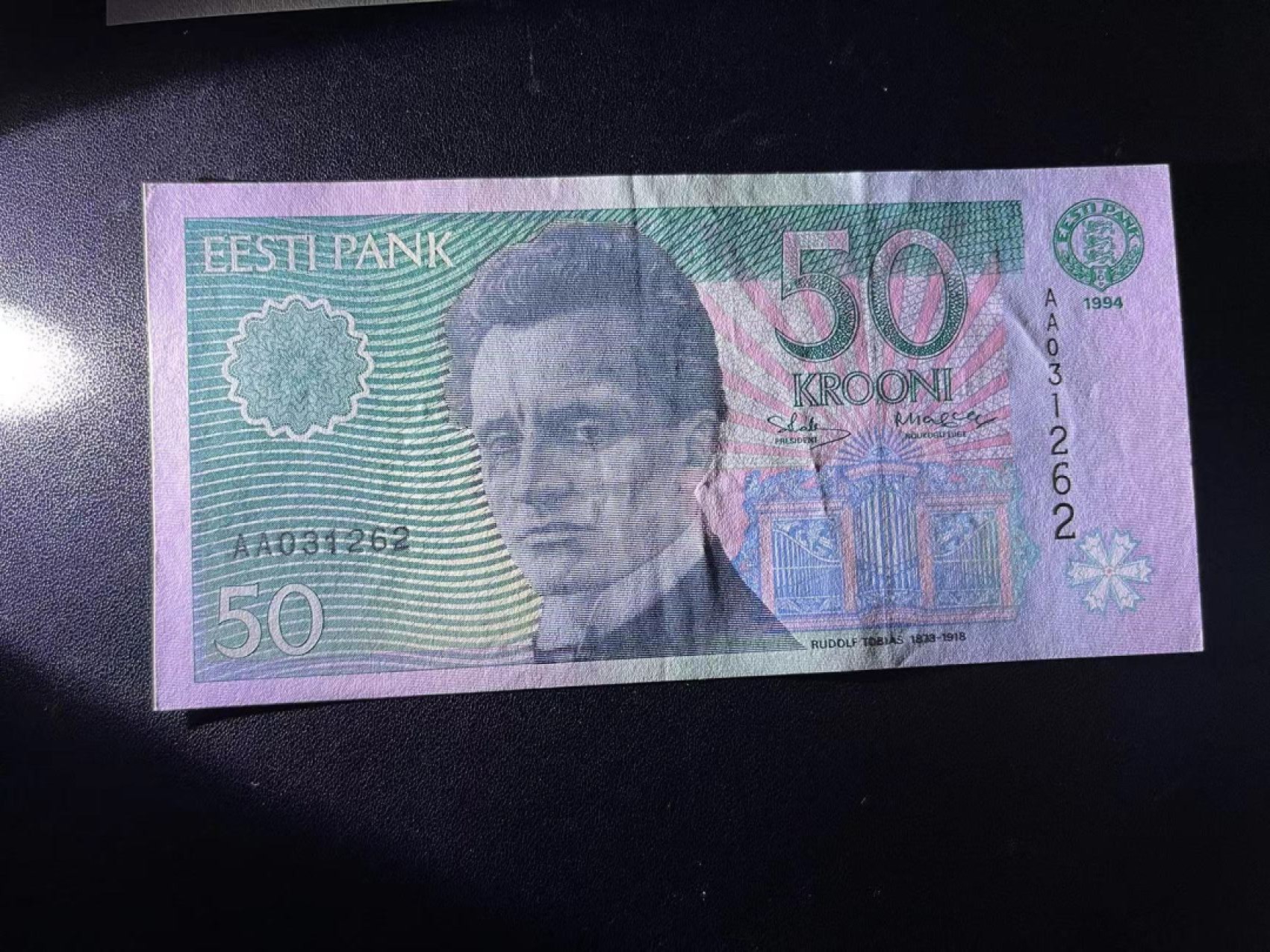 《外钞收藏家》第二百一十八期（波罗的海三国） 爱沙尼亚1994年第二套纸币5/10/50克朗，小套3枚	P76-78 50面额疑似有折近全新 其他全新