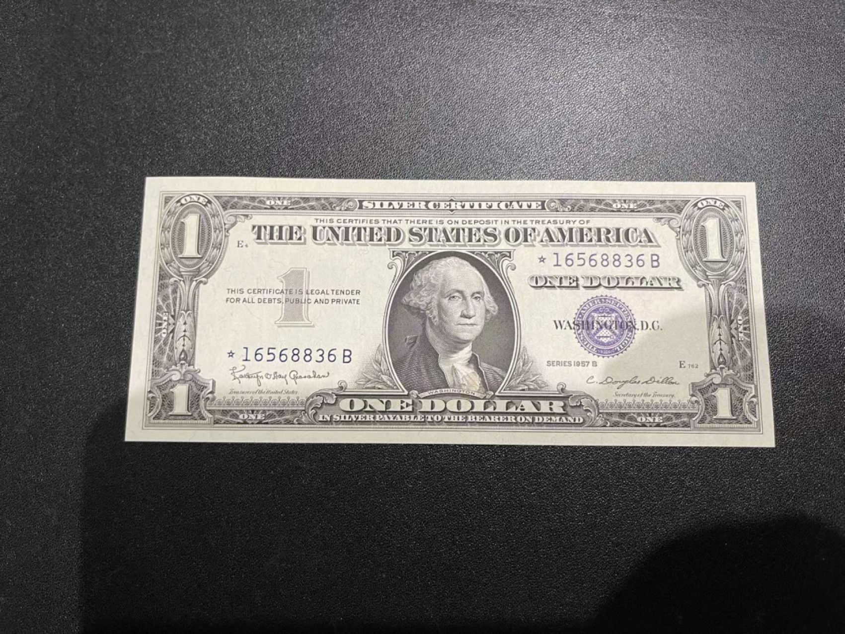 《外钞收藏家》第二百一十八期（波罗的海三国） 美国1957年蓝色库印带*补号1美元 有黄斑