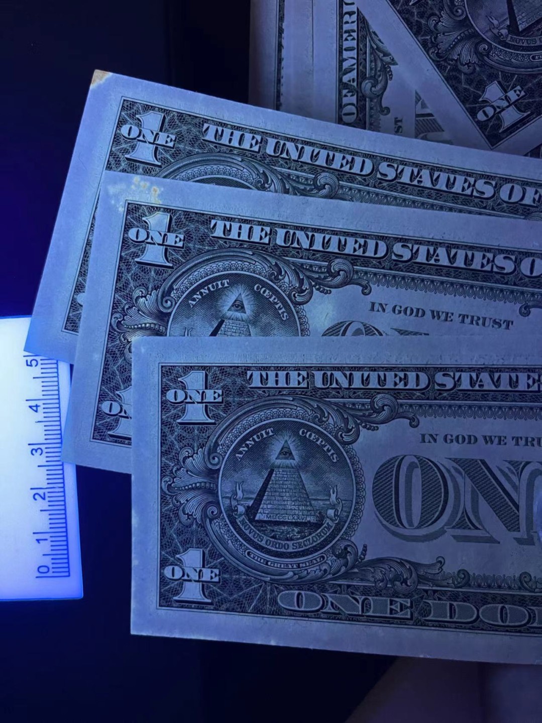 《外钞收藏家》第二百一十八期（波罗的海三国） 美国1981年A-L全部12家美联储银行的带*补号1美元	有两三张有黄斑