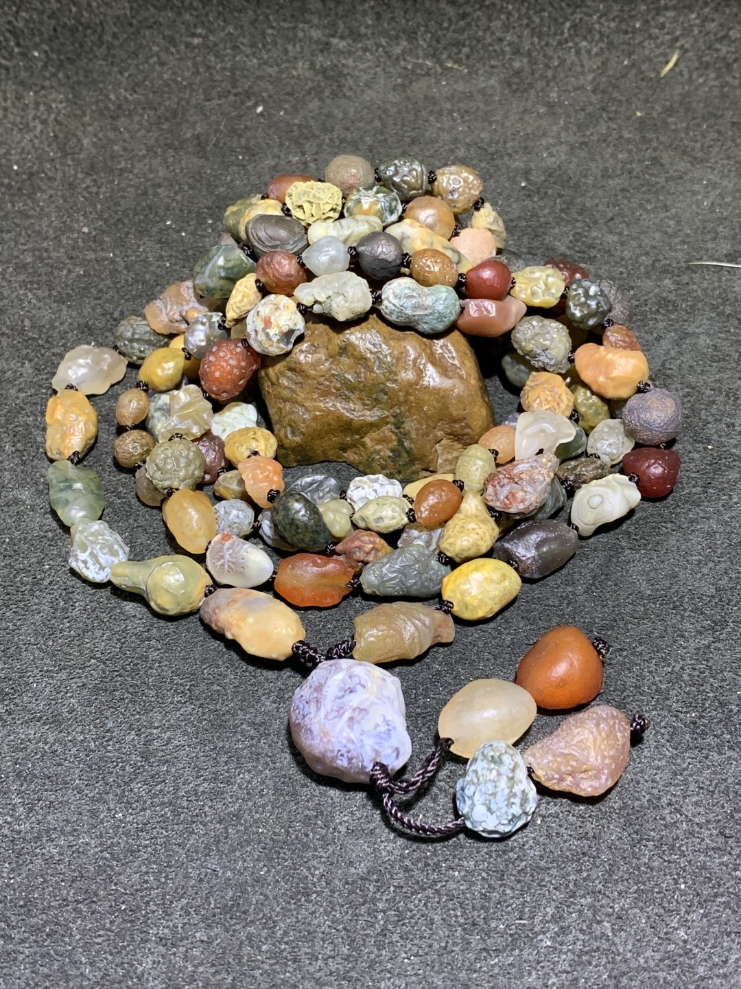 精美阿拉善戈壁青花筋脉玛瑙原石项链一条，