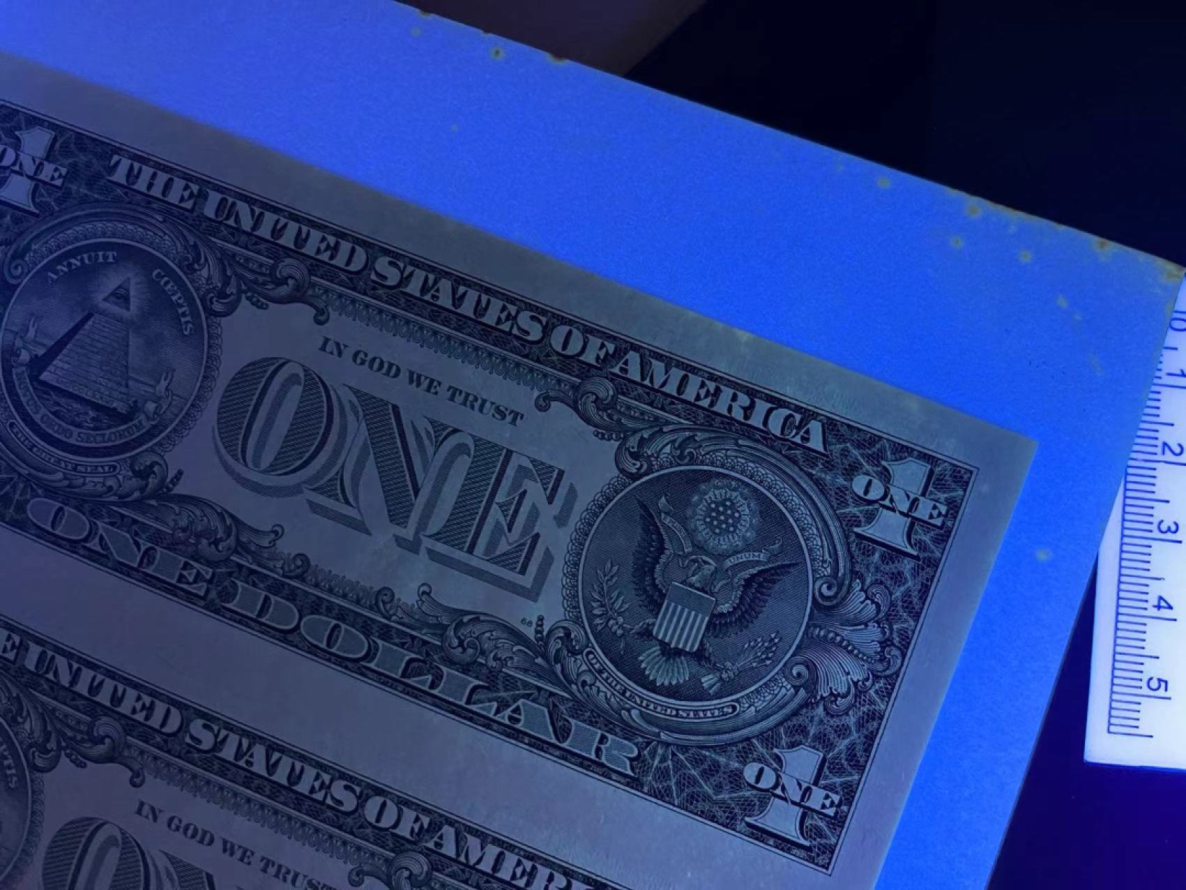 《外钞收藏家》第二百一十八期（波罗的海三国） 美国1999年1美元4连体，带原装册 有些潮癍 册子也有些霉癍