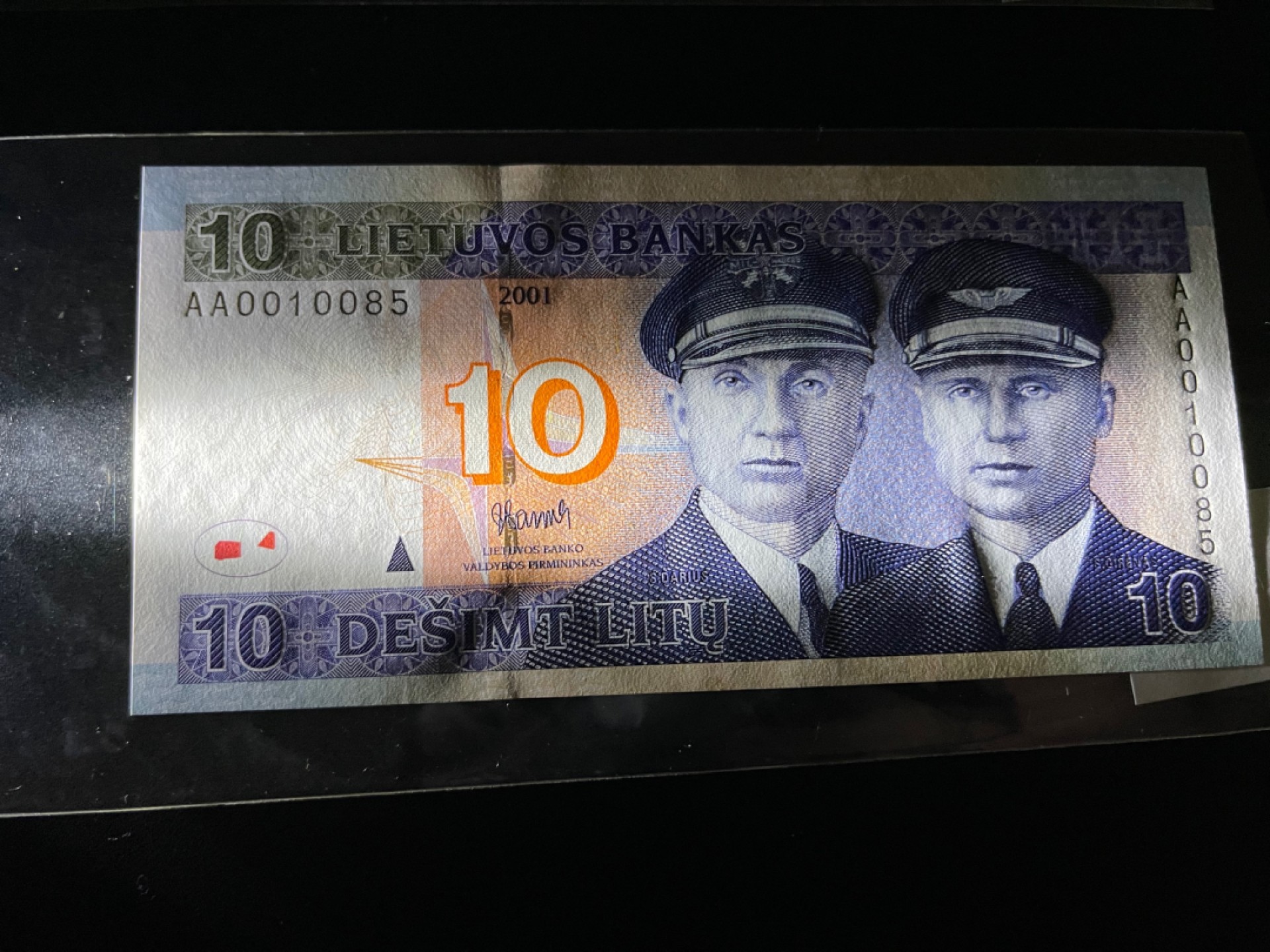 《外钞收藏家》第二百一十八期（波罗的海三国） 立陶宛2001年10立特，AA0010085	P65  全新UNC
