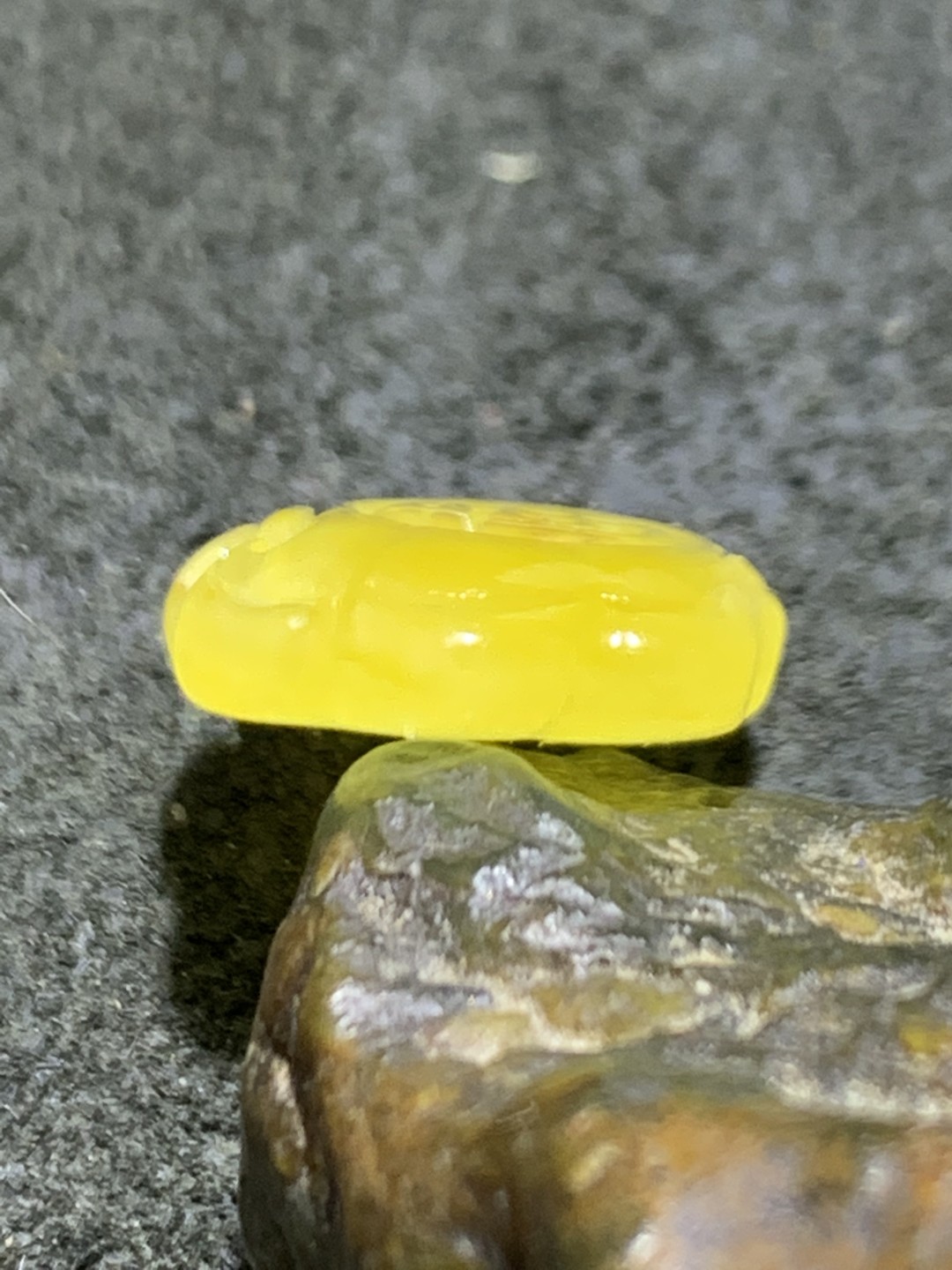 天然乌克兰蜜蜡雕刻福字小吊坠一个，