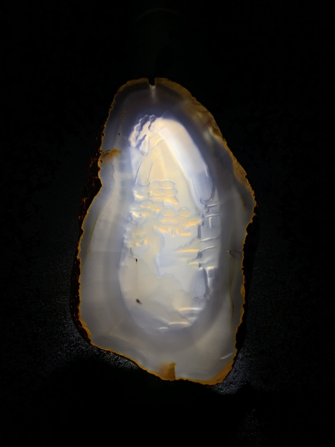 重器天然马达加斯加原皮玛瑙雕刻迎客松牌子一块