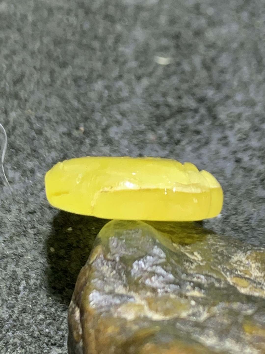天然乌克兰蜜蜡雕刻福字小吊坠一个，