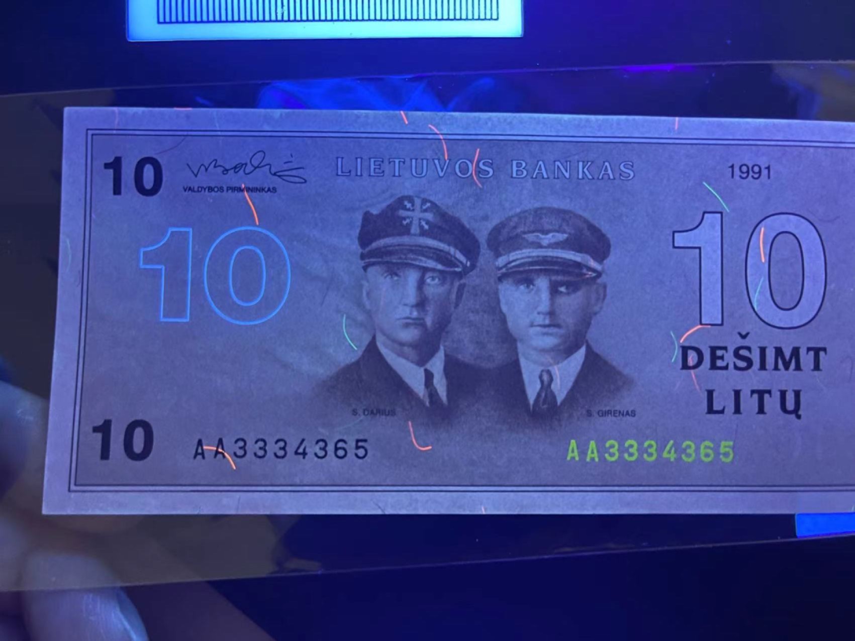 《外钞收藏家》第二百一十八期（波罗的海三国） 立陶宛1991年10立特，AA3334365	P47（意喻两名飞行员生生生是365天的大事） 边角轻微荧光反应 可忽略的 不明显