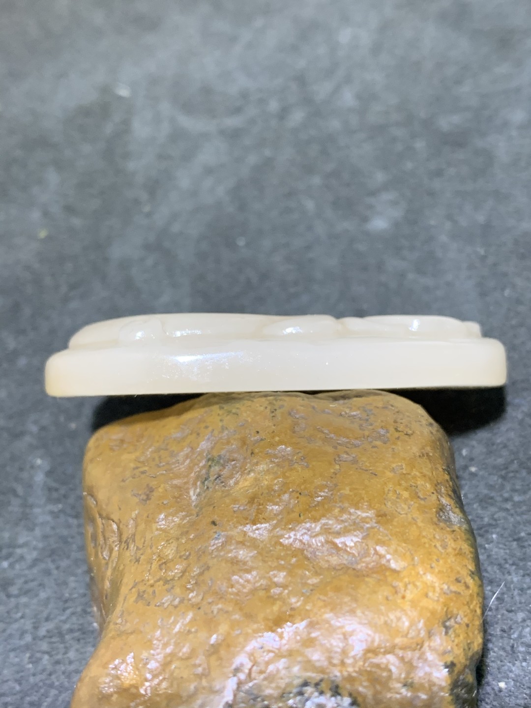 精美黄龙玉雕刻牌子一块，