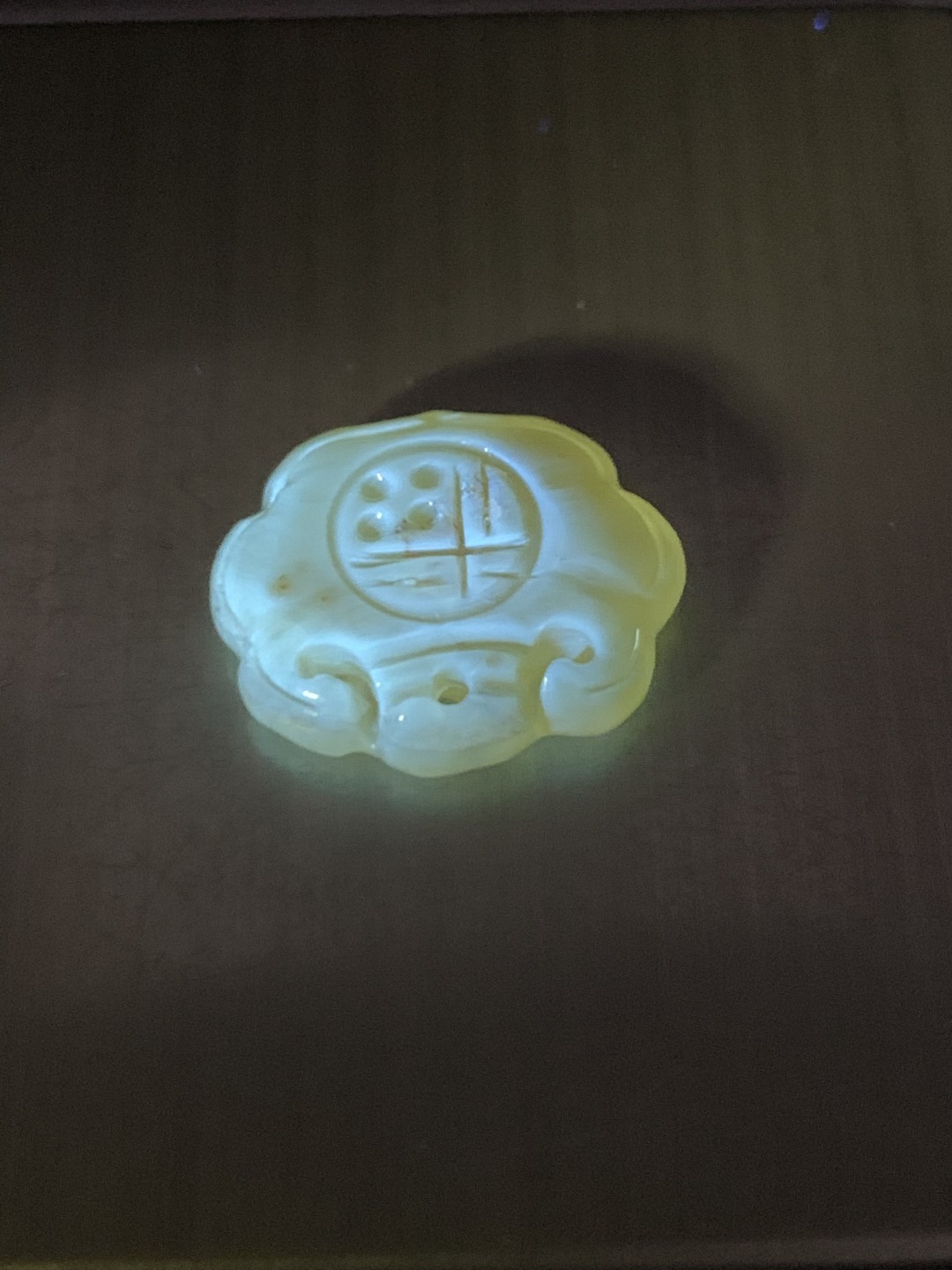 天然乌克兰蜜蜡雕刻福字小吊坠一个，