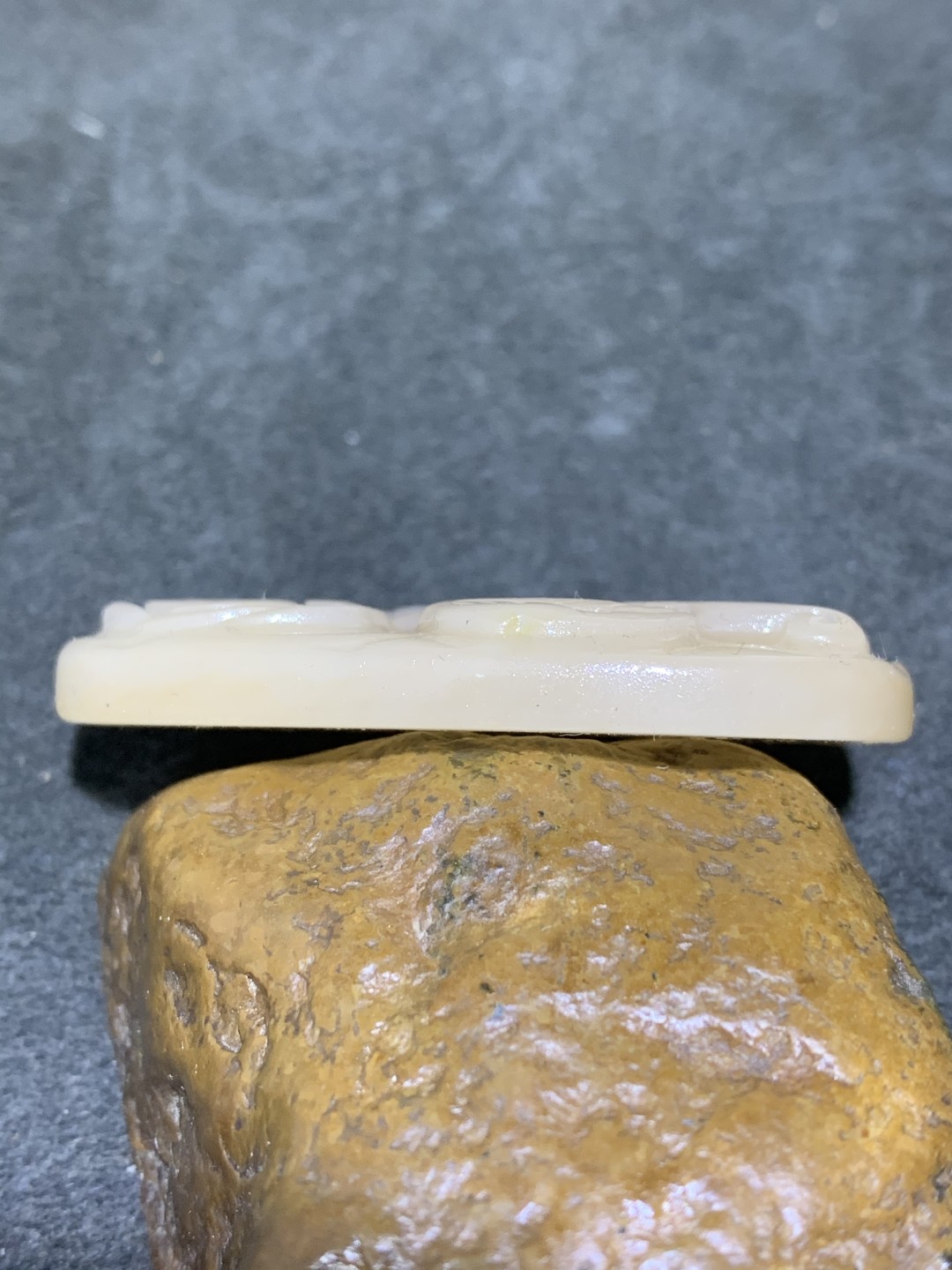 精美黄龙玉雕刻牌子一块，
