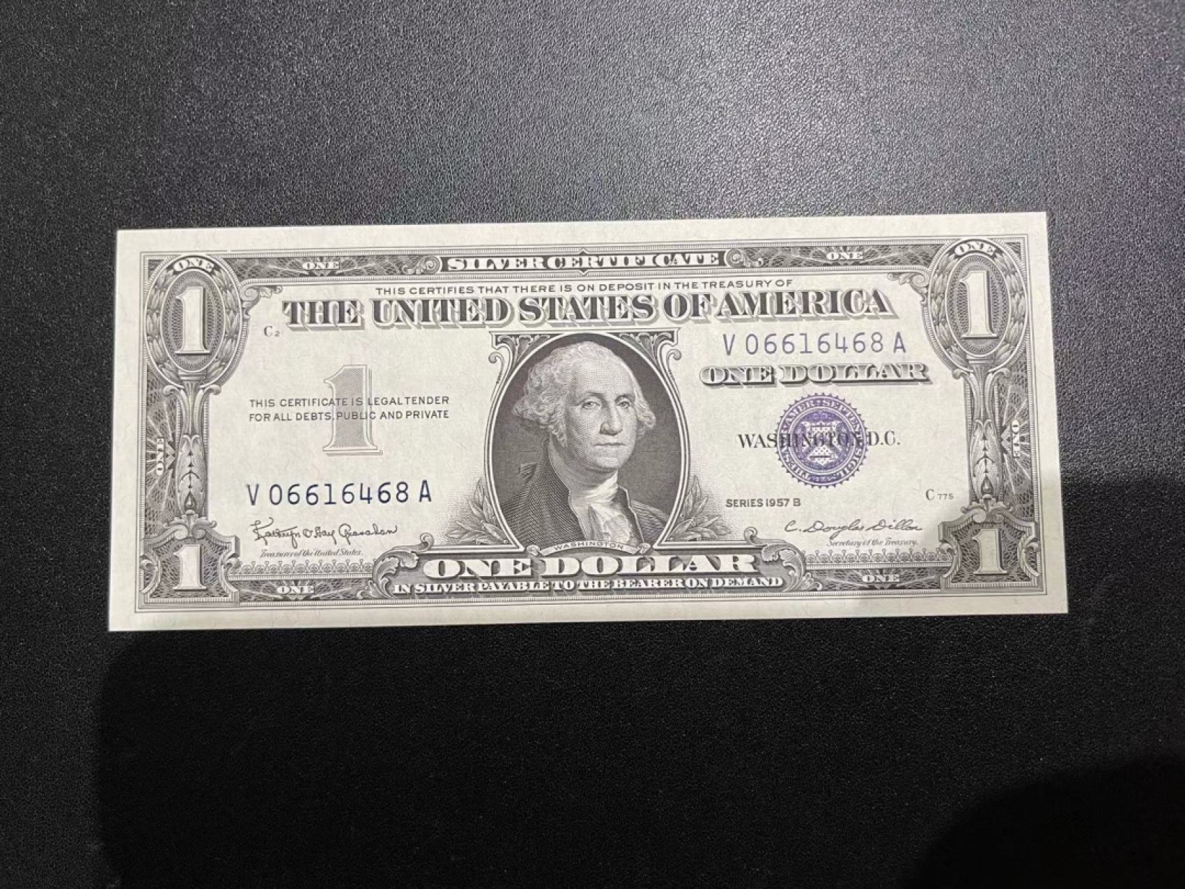 《外钞收藏家》第二百一十八期（波罗的海三国） 美国1957年蓝色库印1美元 无折 有星星点点潮癍