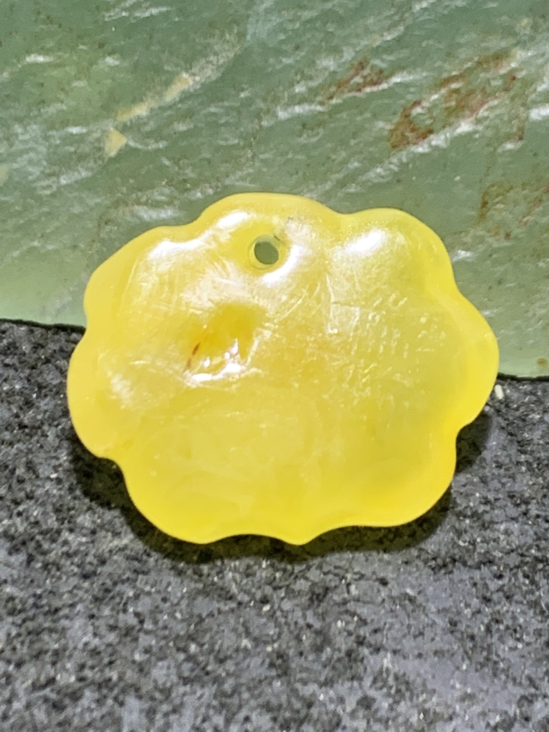 天然乌克兰蜜蜡雕刻福字小吊坠一个，