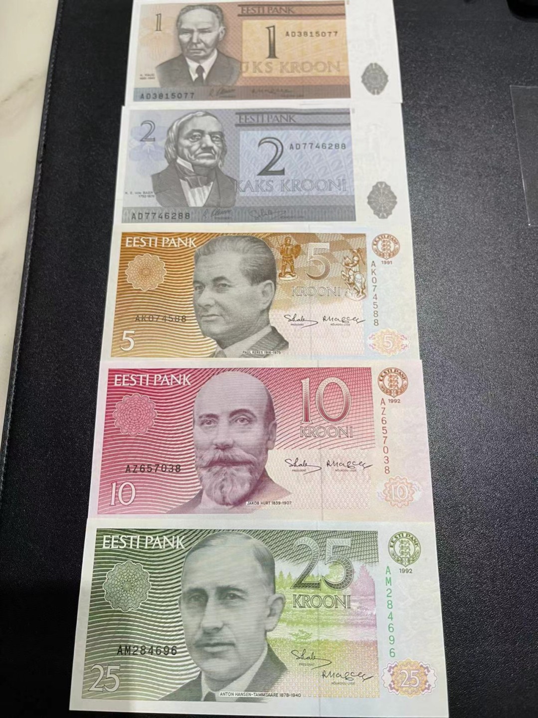 《外钞收藏家》第二百一十八期（波罗的海三国） 爱沙尼亚1991-92年第一套纸币1/2/5/10/25克朗，小套5枚	P69-73 全新UNC