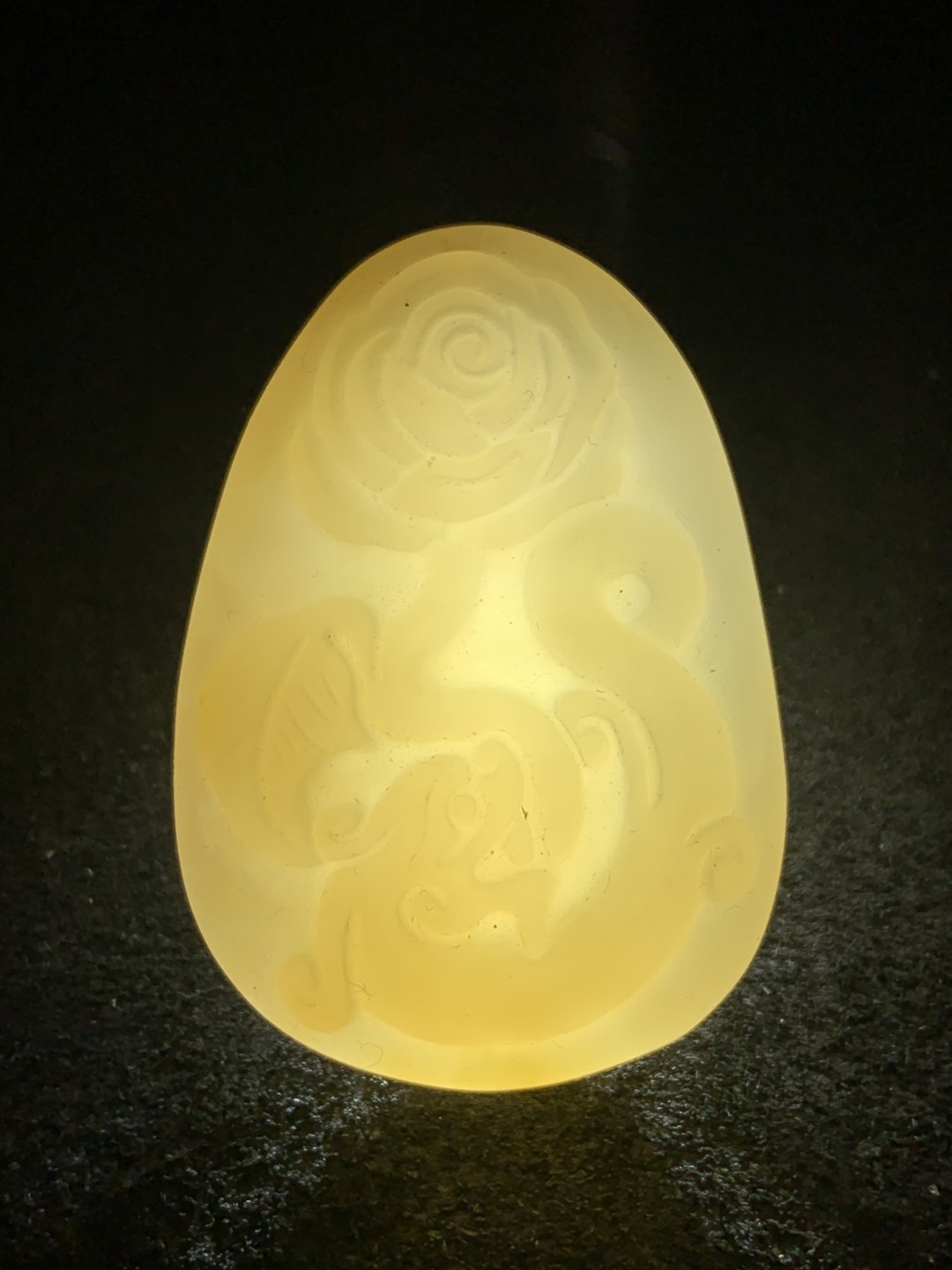 精美黄龙玉雕刻牌子一块，