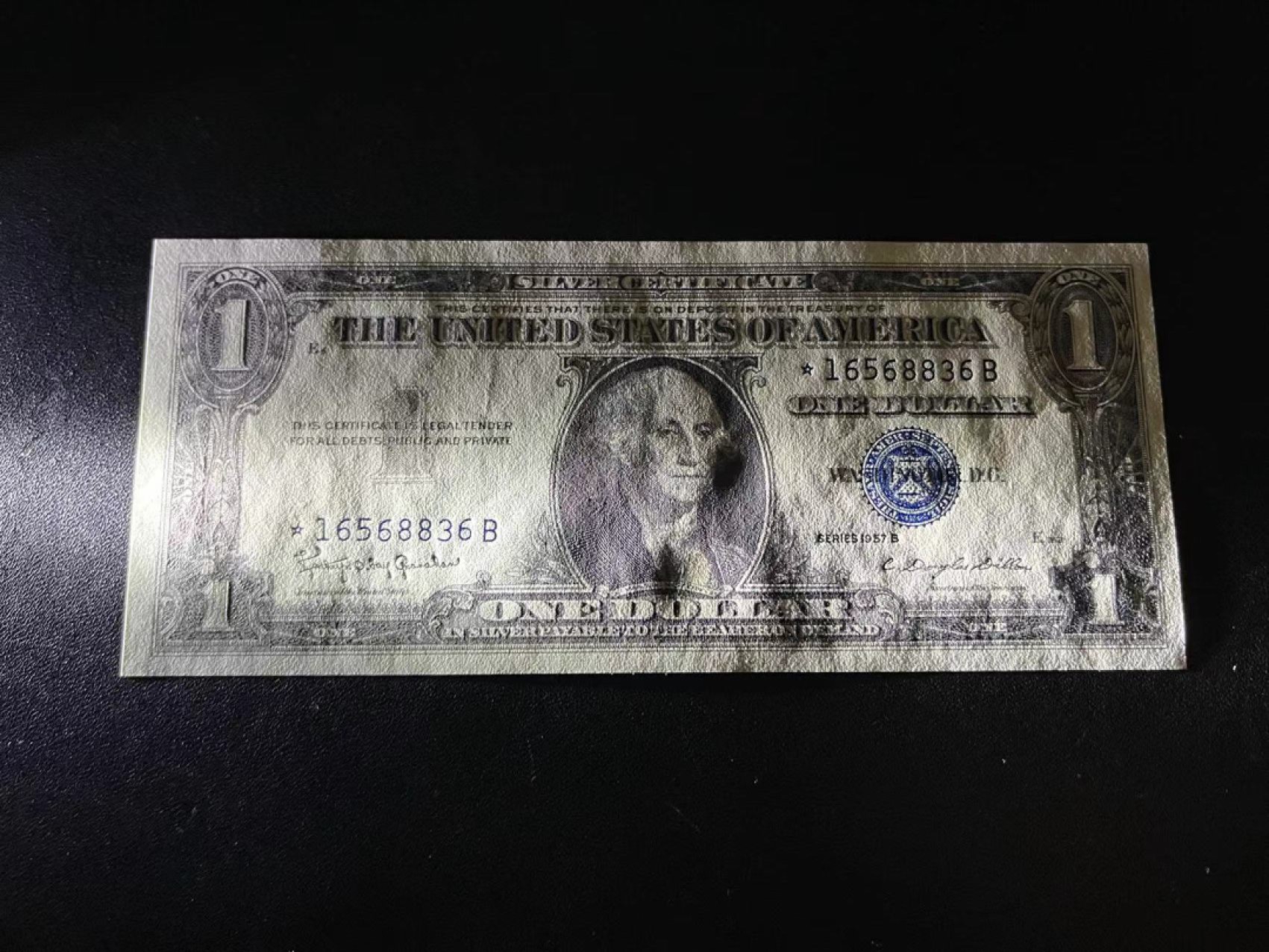 《外钞收藏家》第二百一十八期（波罗的海三国） 美国1957年蓝色库印带*补号1美元 有黄斑