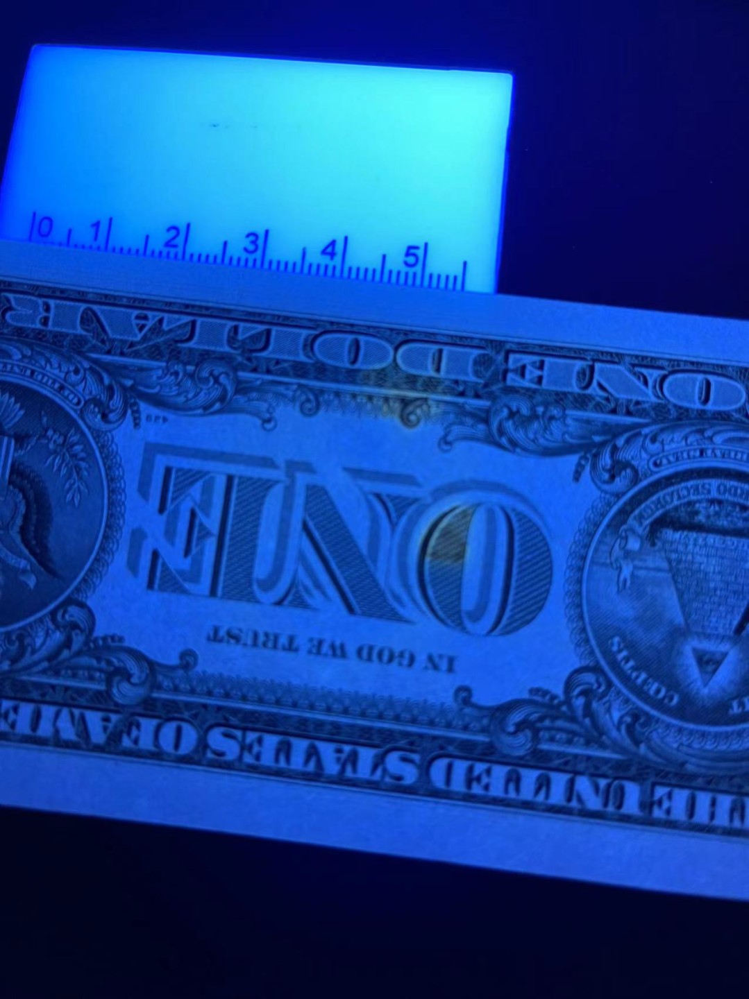 《外钞收藏家》第二百一十八期（波罗的海三国） 美国1957年蓝色库印带*补号1美元 有黄斑