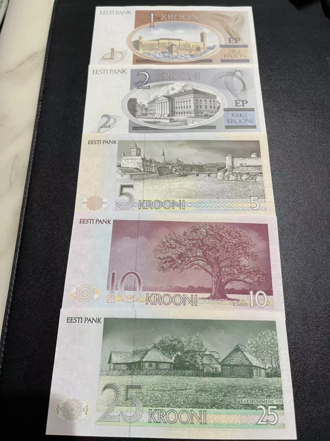 《外钞收藏家》第二百一十八期（波罗的海三国） 爱沙尼亚1991-92年第一套纸币1/2/5/10/25克朗，小套5枚	P69-73 全新UNC