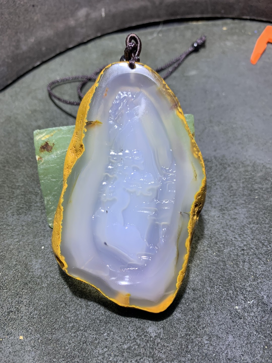 重器天然马达加斯加原皮玛瑙雕刻迎客松牌子一块