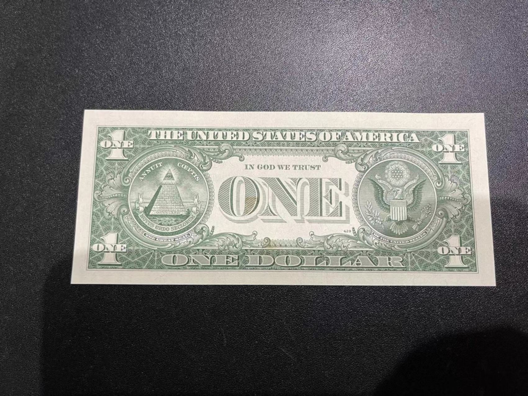 《外钞收藏家》第二百一十八期（波罗的海三国） 美国1957年蓝色库印带*补号1美元 有黄斑