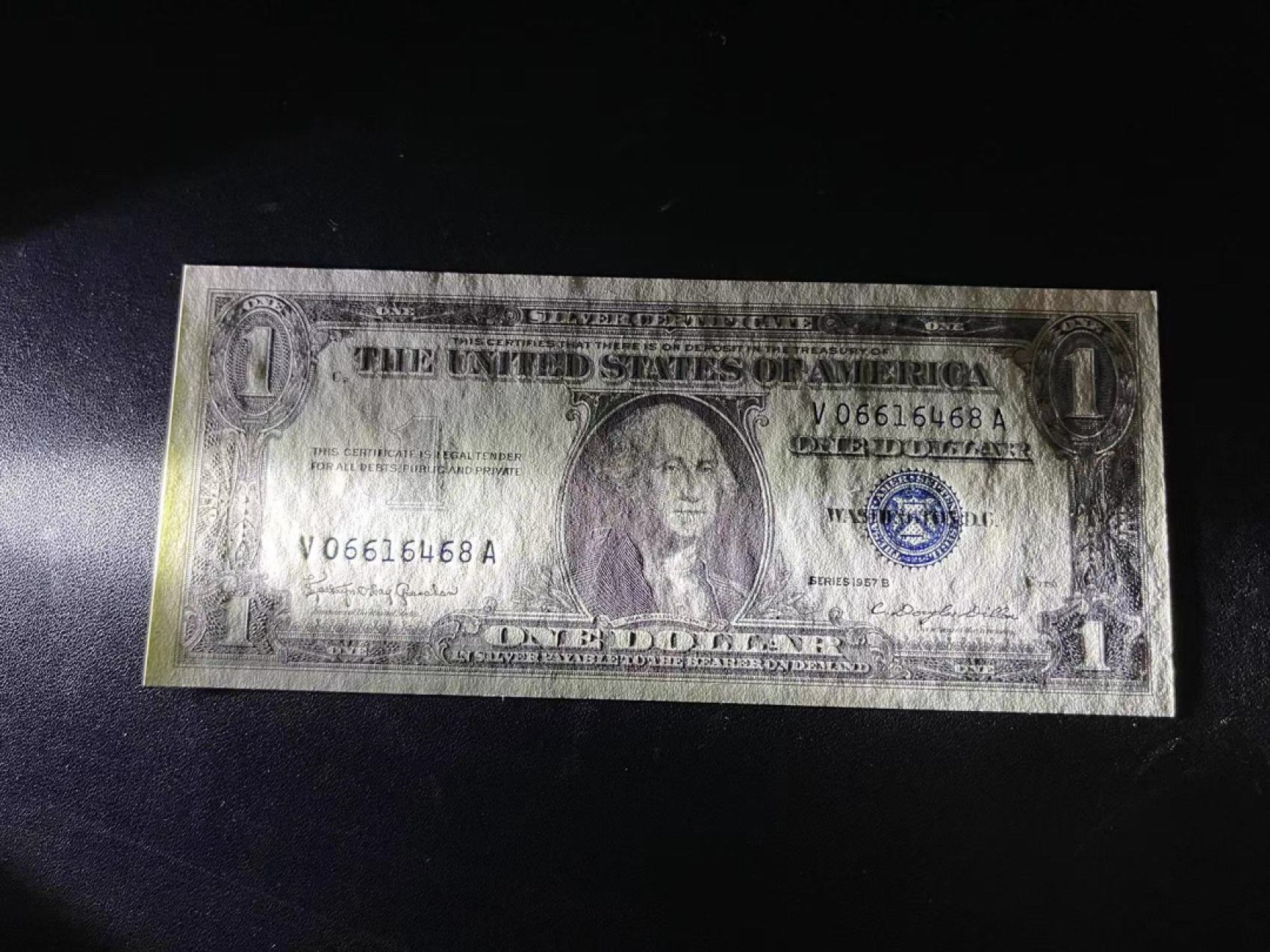 《外钞收藏家》第二百一十八期（波罗的海三国） 美国1957年蓝色库印1美元 无折 有星星点点潮癍