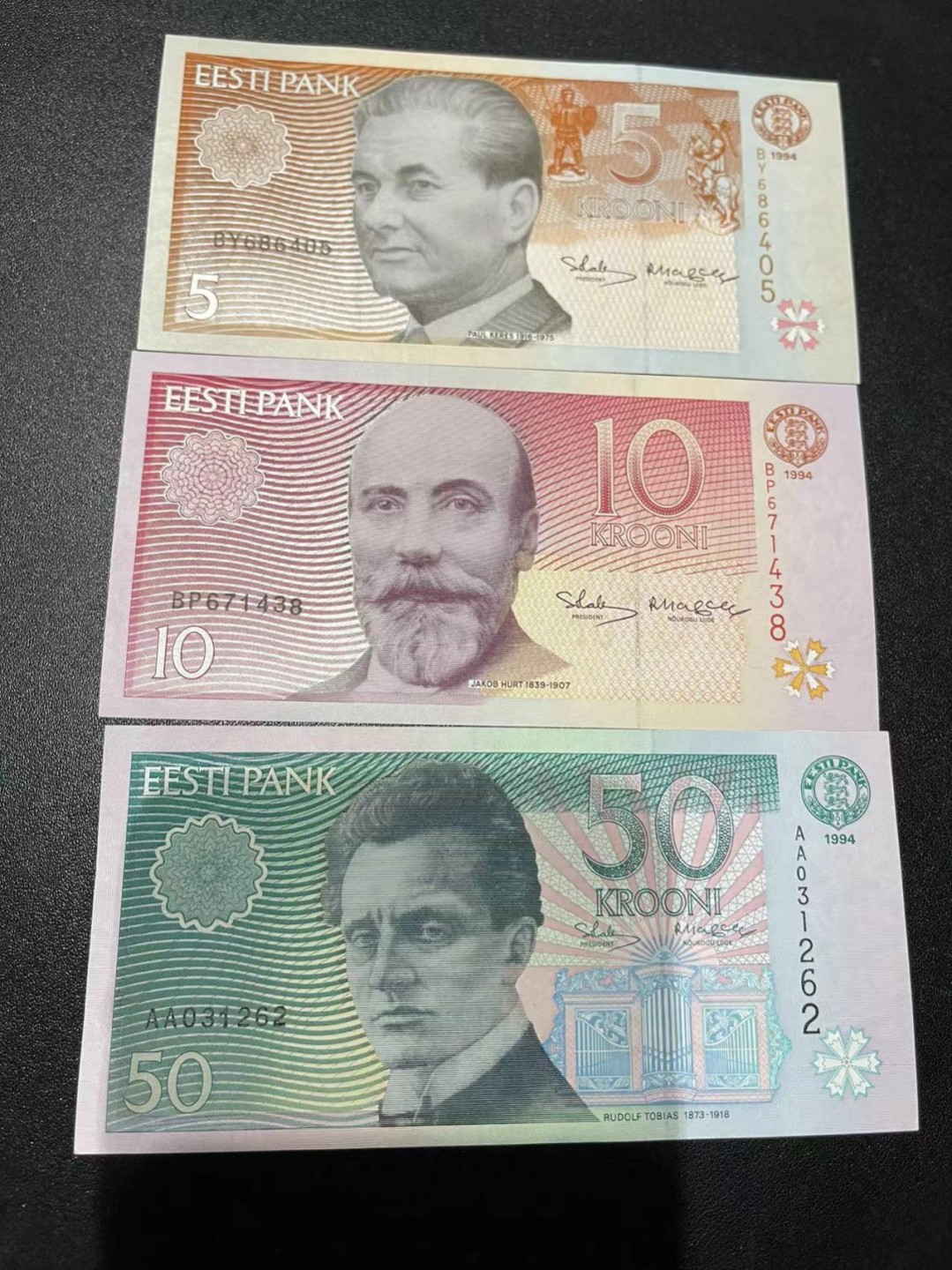 《外钞收藏家》第二百一十八期（波罗的海三国） 爱沙尼亚1994年第二套纸币5/10/50克朗，小套3枚	P76-78 50面额疑似有折近全新 其他全新