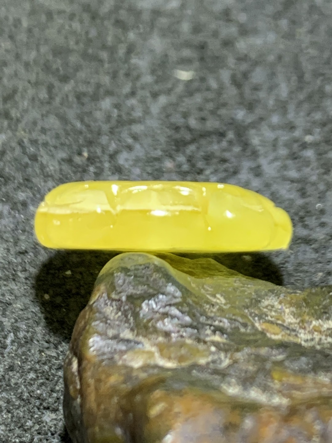 天然乌克兰蜜蜡雕刻福字小吊坠一个，