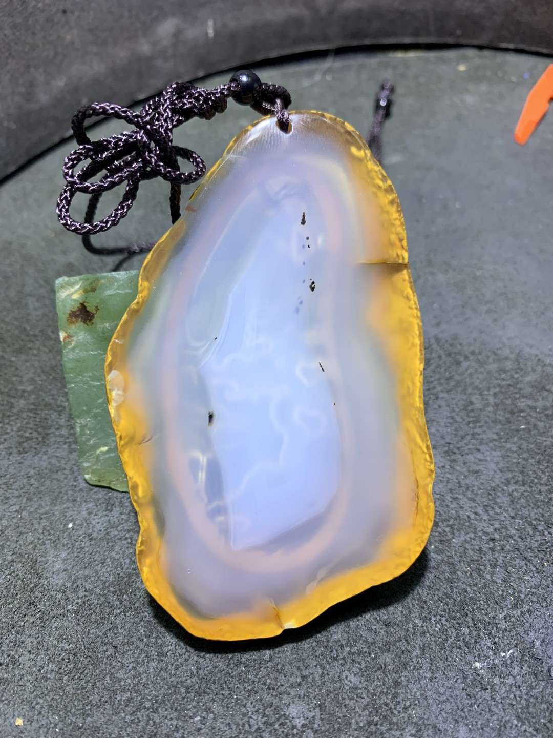 重器天然马达加斯加原皮玛瑙雕刻迎客松牌子一块