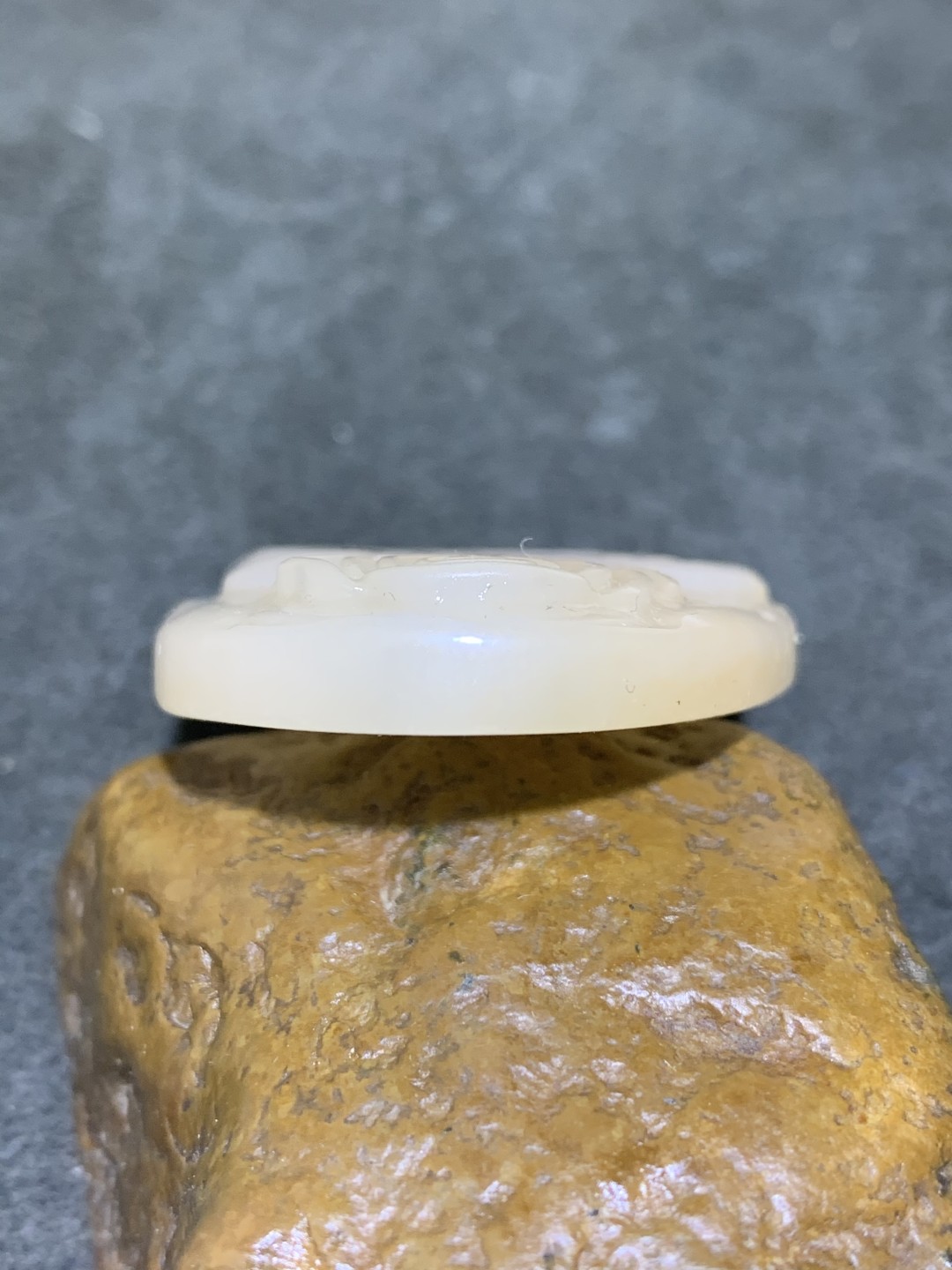 精美黄龙玉雕刻牌子一块，
