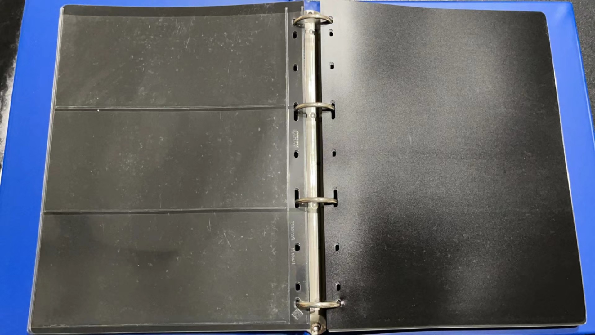 《外钞收藏家》第二百一十八期（波罗的海三国） 德国蓝色灯塔收藏册，带3格透明内页、单格透明页和黑色分隔页（27页+3页+30页），九成新