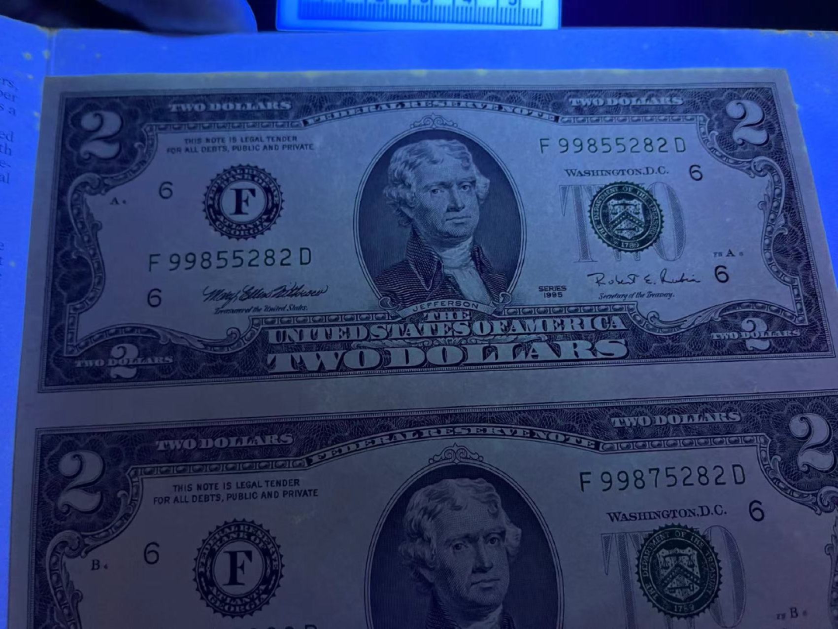 《外钞收藏家》第二百一十八期（波罗的海三国） 美国1995年2美元4连体，带原装册 边上有黄斑 册子也有些霉癍