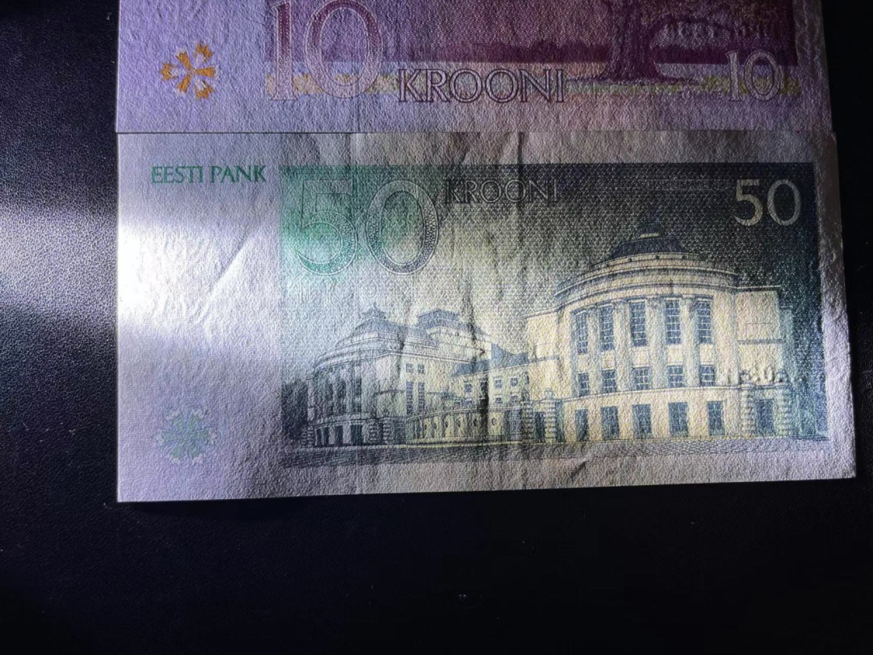 《外钞收藏家》第二百一十八期（波罗的海三国） 爱沙尼亚1994年第二套纸币5/10/50克朗，小套3枚	P76-78 50面额疑似有折近全新 其他全新