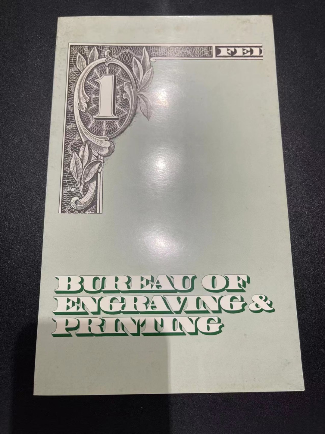 《外钞收藏家》第二百一十八期（波罗的海三国） 美国1999年1美元4连体，带原装册 有些潮癍 册子也有些霉癍