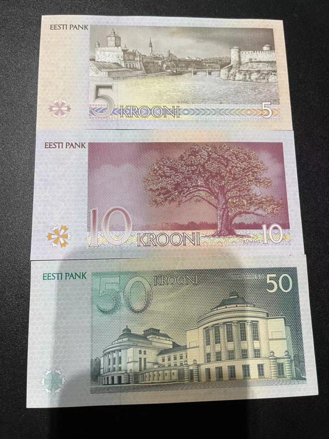 《外钞收藏家》第二百一十八期（波罗的海三国） 爱沙尼亚1994年第二套纸币5/10/50克朗，小套3枚	P76-78 50面额疑似有折近全新 其他全新