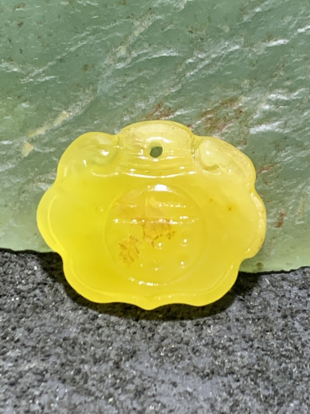 天然乌克兰蜜蜡雕刻福字小吊坠一个，