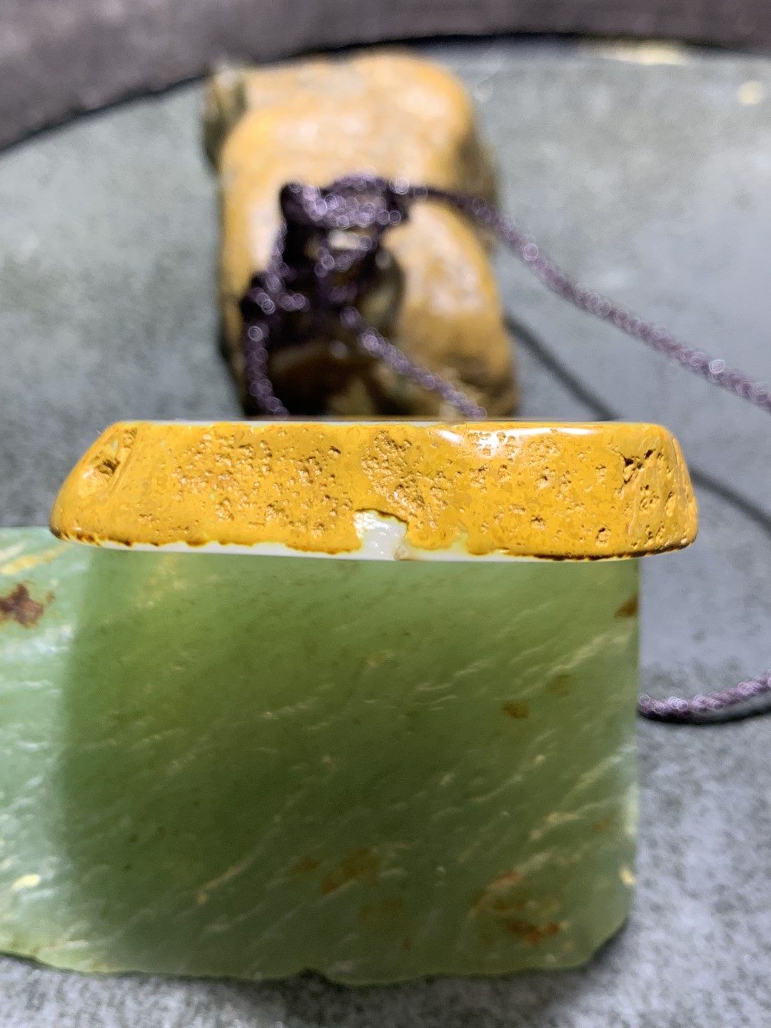重器天然马达加斯加原皮玛瑙雕刻迎客松牌子一块