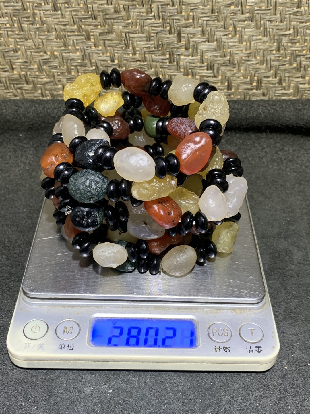 精美阿拉善彩珠玛瑙原石手串十条，