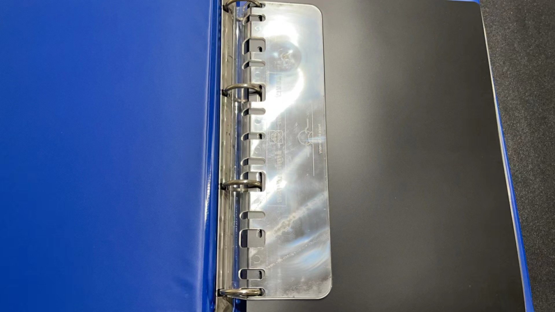 《外钞收藏家》第二百一十八期（波罗的海三国） 德国蓝色灯塔收藏册，带3格透明内页、单格透明页和黑色分隔页（27页+3页+30页），九成新