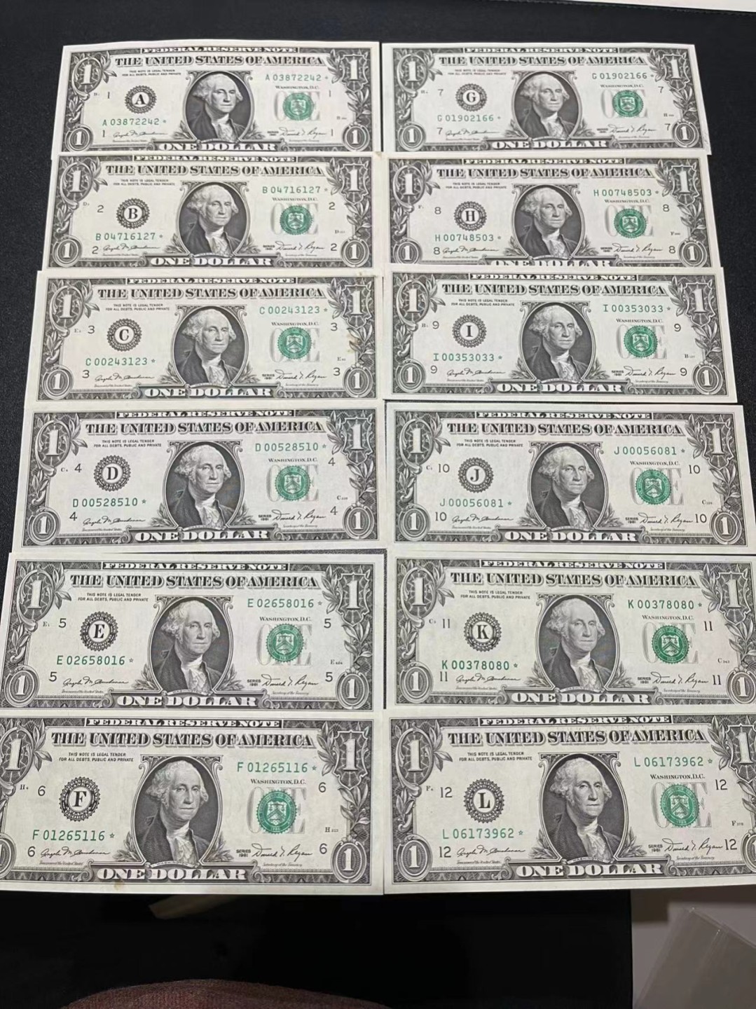 《外钞收藏家》第二百一十八期（波罗的海三国） 美国1981年A-L全部12家美联储银行的带*补号1美元	有两三张有黄斑