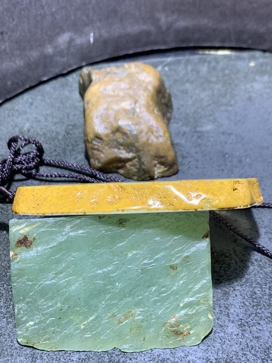 重器天然马达加斯加原皮玛瑙雕刻迎客松牌子一块