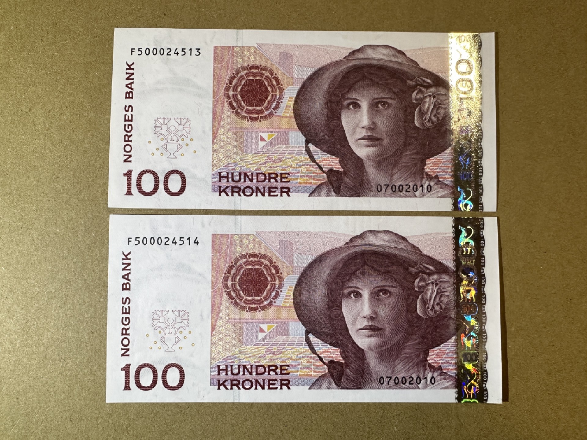 《张总收藏》80期——外币大拍 挪威100克朗连号2张 UNC 2010年