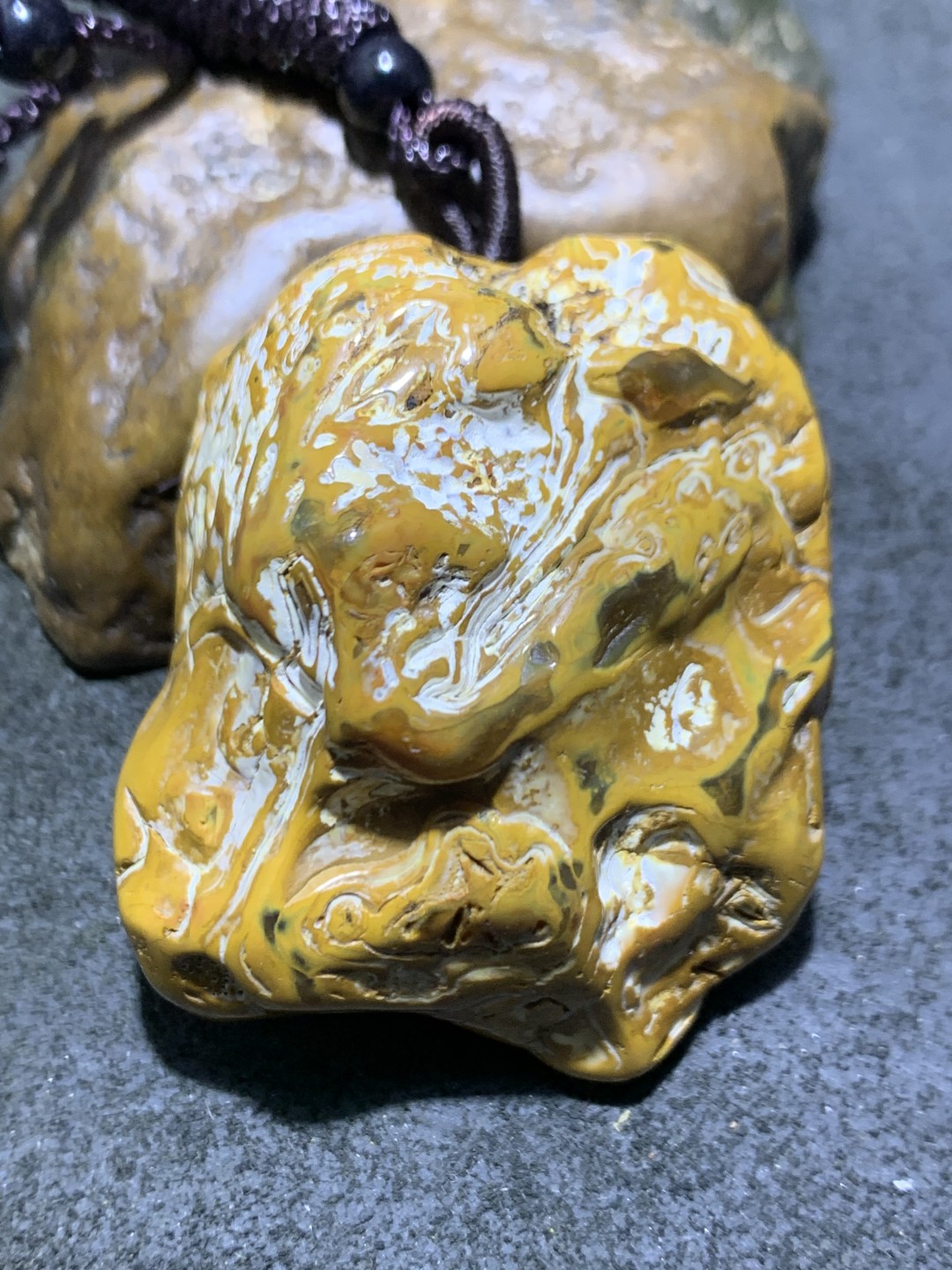 精美天然原皮马达加斯加玛瑙雕刻财神吊坠(把件)一个