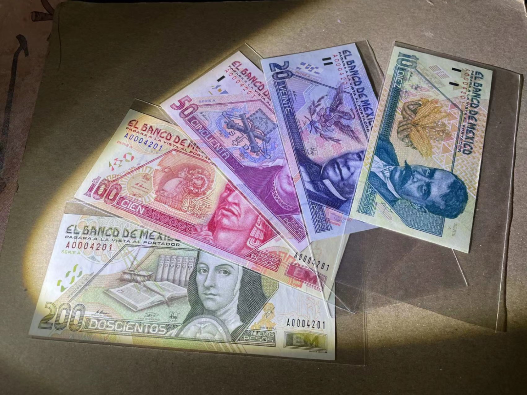 【Blue Auction】✨世界纸币精拍第252期——补号伦勃朗 【一组5张 A冠 千位全同小号】墨西哥 10-200比索 UNC/UNC-荧光点