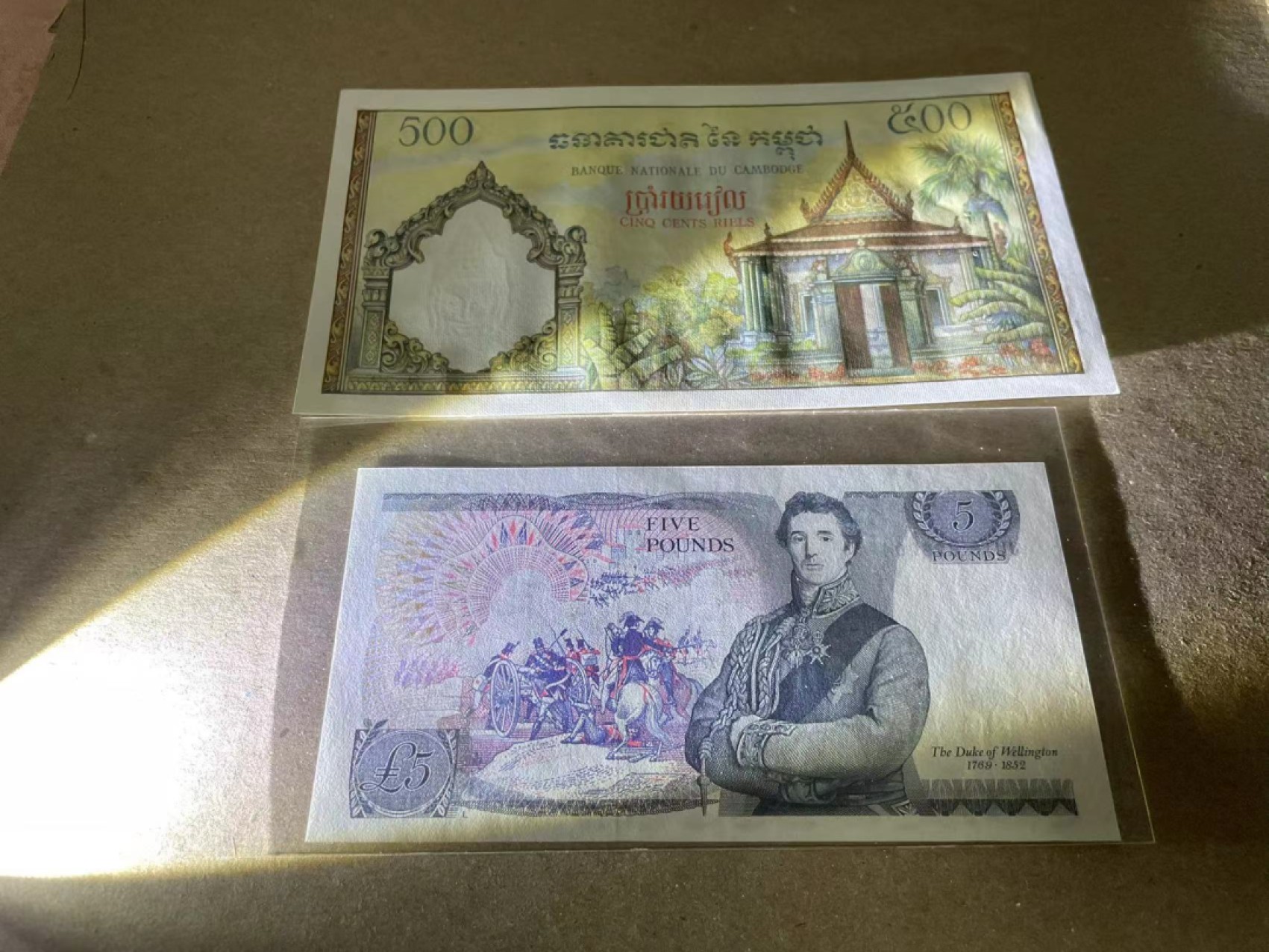 【Blue Auction】✨世界纸币精拍第252期——补号伦勃朗 【一组2张】柬埔寨 耕牛 UNC- 有针孔&英国D序列 5镑 UNC-