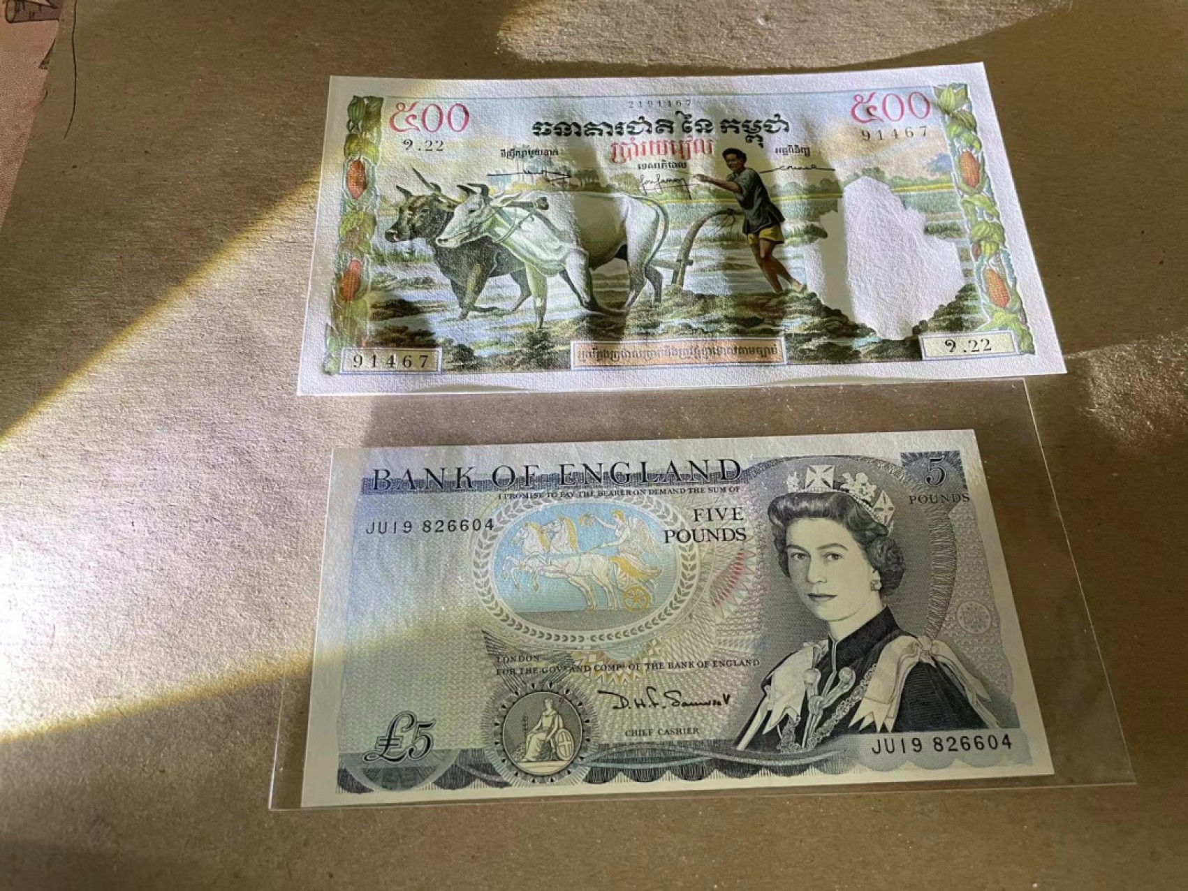【Blue Auction】✨世界纸币精拍第252期——补号伦勃朗 【一组2张】柬埔寨 耕牛 UNC- 有针孔&英国D序列 5镑 UNC-