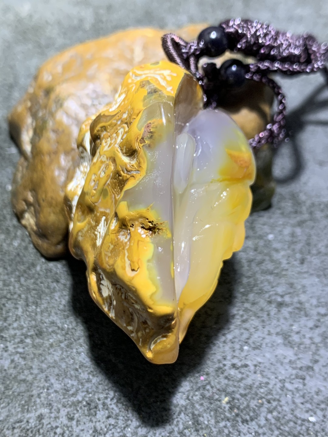 精美天然原皮马达加斯加玛瑙雕刻财神吊坠(把件)一个