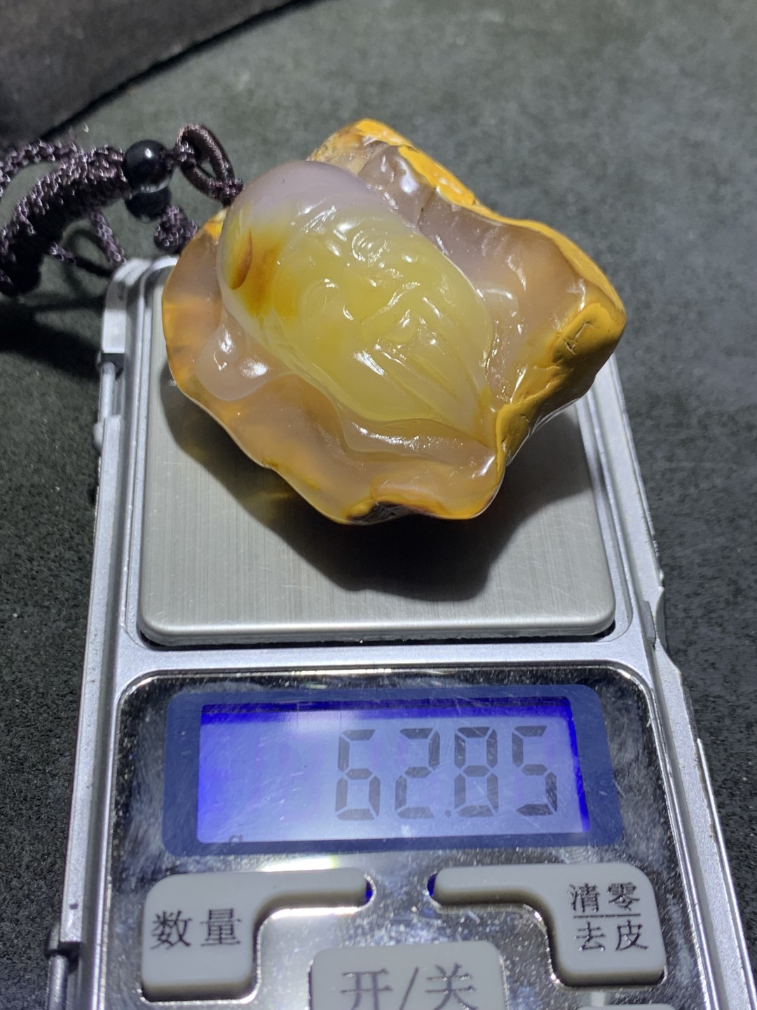 精美天然原皮马达加斯加玛瑙雕刻财神吊坠(把件)一个