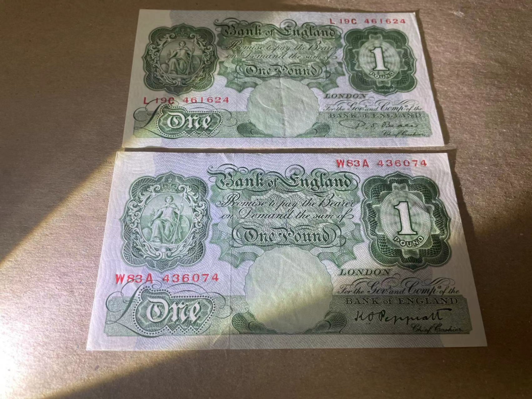 【Blue Auction】✨世界纸币精拍第252期——补号伦勃朗 【一组2张】英国A序列1镑  UNC-/AU