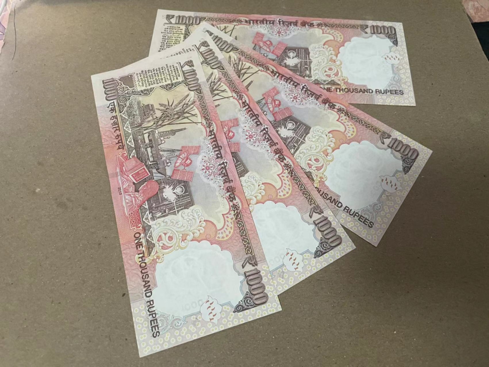 【Blue Auction】✨世界纸币精拍第252期——补号伦勃朗 【一组4张】印度 1000卢比 UNC/UNC-荧光点 甘地头像